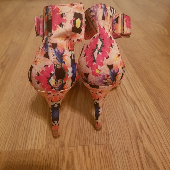 Gianni Bini multi colored, floral sandal heel - Picture 3 of 4